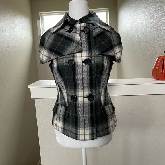 The limited vest with removable cape size small - Picture 1 of 7